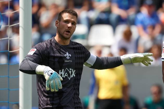 2025.08.02 xJFAx 2.Bundesliga Saison 2025 26 1.Spieltag SV Darmstadt 98 -VFL Bochum v.l., Goalkeeper, Torwart Marcel Schuhen (SV Darmstadt 98) gibt Anweisungen, gestikuliert, mit den Armen gestikulieren gives instructions, gesticulate. (DFL DFB REGULATIONS PROHIBIT ANY USE OF PHOTOGRAPHS as IMAGE SEQUENCES and or QUASI-VIDEO)