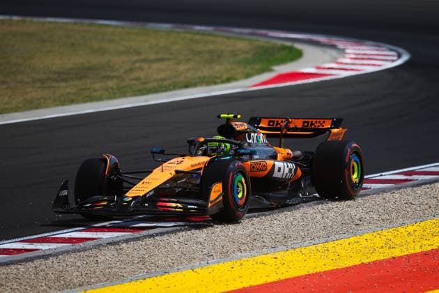 F1 - HUNGARIAN GRAND PRIX 2025 04 NORRIS Lando (gbr), McLaren F1 Team MCL39, action during the 2025 Formula 1 Lenovo Hungarian Grand Prix, 14th round of the 2025 FIA Formula One World Championship, WM, Weltmeisterschaft from August 1 to 3, 2025 on the Hungaroring, in Mogyorod, Hungary - MogyorodHungary  Copyright: xXavixBonillax