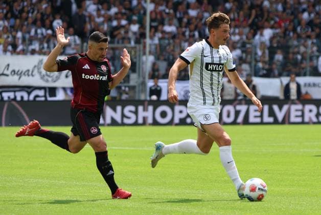 02.08.2025, Fussball, Herren, 2. Bundesliga, Saison 2025 2026, SV 07 Elversberg - 1. FC Nürnberg, Lukas Petkov (SV 07 Elversberg), Danilo Soares (1. FC Nürnberg) Elversberg Ursapharm-Arena an der Kaiserlinde Saarland Deutschland (DEU)