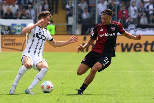 02.08.2025, Fussball, Herren, 2. Bundesliga, Saison 2025 2026, SV 07 Elversberg - 1. FC Nürnberg, Lukas Petkov (SV 07 Elversberg), Berkay Yilmaz (1. FC Nürnberg) Elversberg Ursapharm-Arena an der Kaiserlinde Saarland Deutschland (DEU)