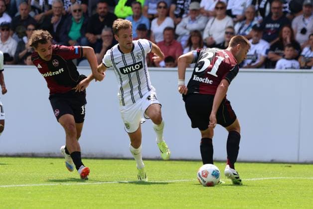 02.08.2025, Fussball, Herren, 2. Bundesliga, Saison 2025 2026, SV 07 Elversberg - 1. FC Nürnberg, Tom Zimmerschied (SV 07 Elversberg), Robin Knoche (1. FC Nürnberg), Rafael Lubach (1. FC Nürnberg) Elversberg Ursapharm-Arena an der Kaiserlinde Saarland Deutschland (DEU)