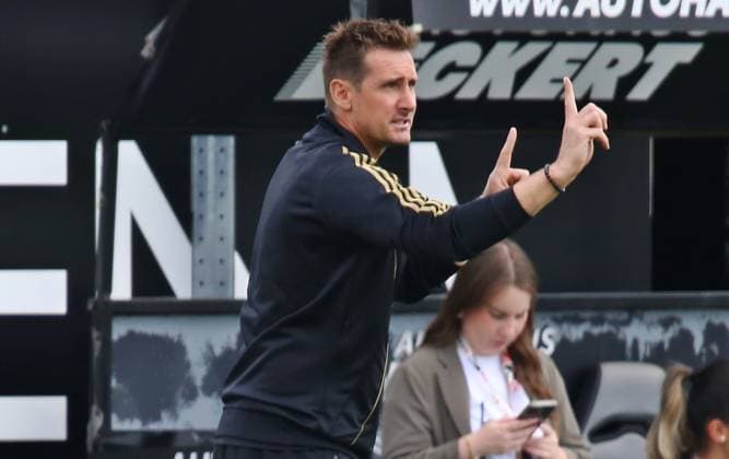 02.08.2025, xpfrx, Fussball 2.Bundesliga, SV Elversberg - 1.FC Nürnberg Trainer Miroslav Klose (Nürnberg) gibt Anweisungen an seine Spieler (DFL DFB REGULATIONS PROHIBIT ANY USE OF PHOTOGRAPHS as IMAGE SEQUENCES and or QUASI-VIDEO) Elversberg