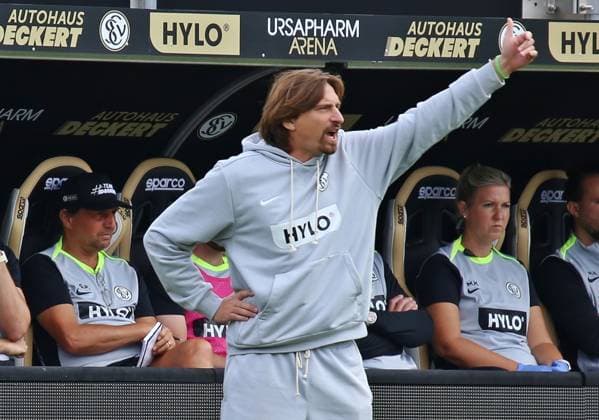 02.08.2025, xpfrx, Fussball 2.Bundesliga, SV Elversberg - 1.FC Nürnberg Trainer Vincent Wagner (Elversberg) gibt Anweisungen an seine Spieler (DFL DFB REGULATIONS PROHIBIT ANY USE OF PHOTOGRAPHS as IMAGE SEQUENCES and or QUASI-VIDEO) Elversberg