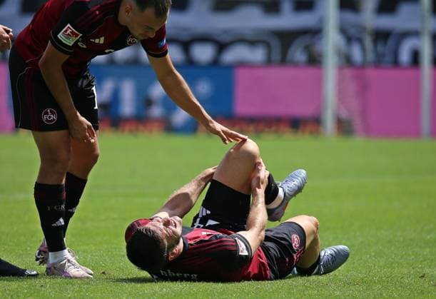 02.08.2025, xpfrx, Fussball 2.Bundesliga, SV Elversberg - 1.FC Nürnberg v.l. Luka Lochoshvili (Nürnberg) liegt mit Schmerzen am Boden (DFL DFB REGULATIONS PROHIBIT ANY USE OF PHOTOGRAPHS as IMAGE SEQUENCES and or QUASI-VIDEO) Elversberg