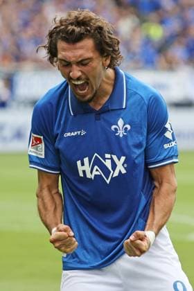 02.08.2025, xtvx, Fussball 2.Bundesliga, SV Darmstadt 98 - VfL Bochum v.l. Goal scored, Tor zum 2:1 Isac Lidberg (SV Darmstadt 98) Torjubel, Goal celebration, celebrate the goal, celebrates scoring Fraser Hornby (SV Darmstadt 98) (DFL DFB REGULATIONS PROHIBIT ANY USE OF PHOTOGRAPHS as IMAGE SEQUENCES and or QUASI-VIDEO) Darmstadt