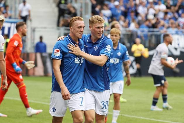 02.08.2025, xtvx, Fussball 2.Bundesliga, SV Darmstadt 98 - VfL Bochum v.l. Goal scored, Tor zum 2:1 Isac Lidberg (SV Darmstadt 98) Torjubel, Goal celebration, celebrate the goal, celebrates scoring Fraser Hornby (SV Darmstadt 98) (DFL DFB REGULATIONS PROHIBIT ANY USE OF PHOTOGRAPHS as IMAGE SEQUENCES and or QUASI-VIDEO) Darmstadt