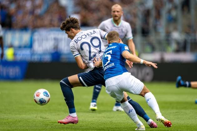 Moritz Broschinski (VfL Bochum, 29) im Zweikampf mit Fabian Nürnberger (SV Darmstadt 1898, 15), GER, SV Darmstadt 98 vs. VfL Bochum, Fussball, 2. Bundesliga, 1. Spieltag, Saison 2025 2026, 02.08.2025. DFL REGULATIONS PROHIBIT ANY USE OF PHOTOGRAPHS AS IMAGE SEQUENCES AND OR QUASI VIDEO GER, SV Darmstadt 98 vs. VfL Bochum, Fussball, 2. Bundesliga, 1. Spieltag, Saison 2025 2026, 02.08.2025 Darmstadt
