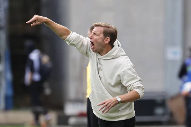 02.08.2025, xtvx, Fussball 2.Bundesliga, SV Darmstadt 98 - VfL Bochum v.l. Trainer Florian Kohfeldt (SV Darmstadt 98) gibt Anweisungen, gestikuliert, mit den Armen gestikulieren gives instructions, gesticulates (DFL DFB REGULATIONS PROHIBIT ANY USE OF PHOTOGRAPHS as IMAGE SEQUENCES and or QUASI-VIDEO) Darmstadt