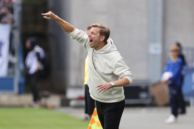 02.08.2025, xtvx, Fussball 2.Bundesliga, SV Darmstadt 98 - VfL Bochum v.l. Trainer Florian Kohfeldt (SV Darmstadt 98) gibt Anweisungen, gestikuliert, mit den Armen gestikulieren gives instructions, gesticulates (DFL DFB REGULATIONS PROHIBIT ANY USE OF PHOTOGRAPHS as IMAGE SEQUENCES and or QUASI-VIDEO) Darmstadt