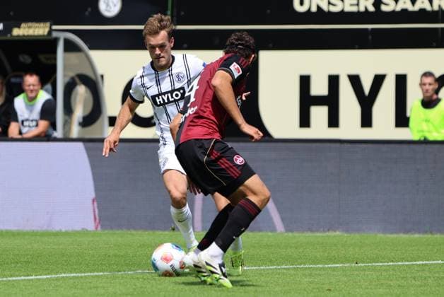 02.08.2025, Fussball, Herren, 2. Bundesliga, Saison 2025 2026, SV 07 Elversberg - 1. FC Nürnberg, Tom Zimmerschied (SV 07 Elversberg), Fabio Gruber (1. FC Nürnberg) Elversberg Ursapharm-Arena an der Kaiserlinde Saarland Deutschland (DEU)