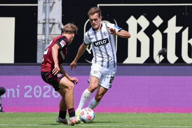 02.08.2025, Fussball, Herren, 2. Bundesliga, Saison 2025 2026, SV 07 Elversberg - 1. FC Nürnberg, Tom Zimmerschied (SV 07 Elversberg), Tim Janisch (1. FC Nürnberg) Elversberg Ursapharm-Arena an der Kaiserlinde Saarland Deutschland (DEU)