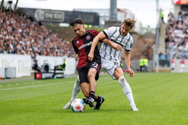 Berkay Yilmaz (1.FC Nuernberg) im Zweikampf mit Lukas Petkov (SV 07 Elversberg), SV Elversberg vs 1.FC Nuernberg, Fussball, 2. Bundesliga, 1. Spieltag, Saison 2025 2026, 02.08.2025 DFB regulations prohibit any use of photographs as image sequences and or quasi-video. SV Elversberg vs 1.FC Nuernberg, Fussball, 2. Bundesliga, 1. Spieltag, Saison 2025 2026, 02.08.2025