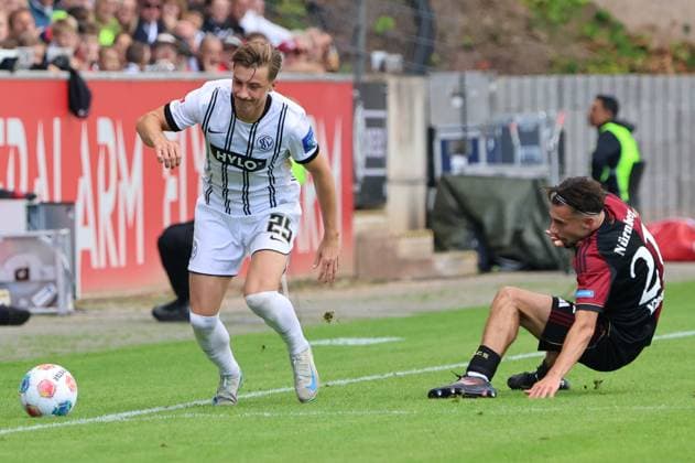 02.08.2025, Fussball, Herren, 2. Bundesliga, Saison 2025 2026, SV 07 Elversberg - 1. FC Nürnberg, Lukas Petkov (SV 07 Elversberg), Berkay Yilmaz (1. FC Nürnberg) Elversberg Ursapharm-Arena an der Kaiserlinde Saarland Deutschland (DEU)