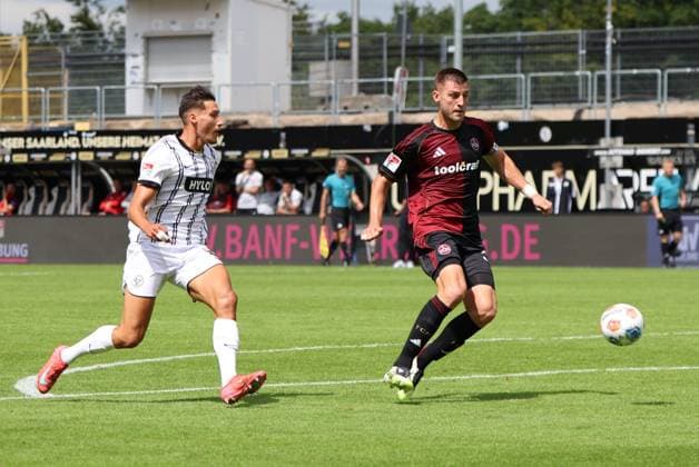 02.08.2025, Fussball, Herren, 2. Bundesliga, Saison 2025 2026, SV 07 Elversberg - 1. FC Nürnberg, Younes Ebnoutalib (SV 07 Elversberg), Robin Knoche (1. FC Nürnberg) Elversberg Ursapharm-Arena an der Kaiserlinde Saarland Deutschland (DEU)