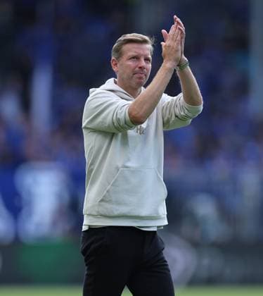 02.08.2025, xdcx, Fussball 2. Bundesliga, SV Darmstadt 98 - VfL Bochum, emonline, emspor, despor, v.l., Trainer Florian Kohfeldt (SV Darmstadt 98) bedankt sich bei den Fans, bedanken, Dank, Mannschaft nach dem Spiel, after the match, bedankt sich bei den Fans, applauds the fans DFL DFB REGULATIONS PROHIBIT ANY USE OF PHOTOGRAPHS AS IMAGE SEQUENCES AND OR QUASI-VIDEO.