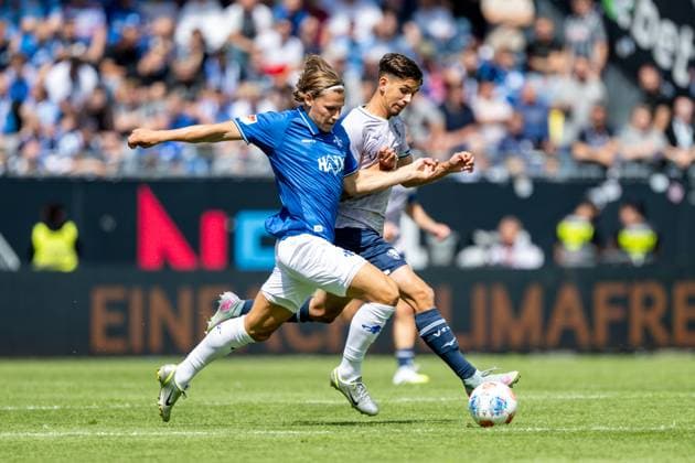 Sport Bilder des Tages Fynn Lakenmacher (SV Darmstadt 1898, 19) im Zweikampf mit Cajetan Benjamin Lenz (VfL Bochum, 34) GER, SV Darmstadt 98 vs. VfL Bochum, Fussball, 2. Bundesliga, 1. Spieltag, Saison 2025 2026, 02.08.2025. DFL REGULATIONS PROHIBIT ANY USE OF PHOTOGRAPHS AS IMAGE SEQUENCES AND OR QUASI VIDEO GER, SV Darmstadt 98 vs. VfL Bochum, Fussball, 2. Bundesliga, 1. Spieltag, Saison 2025 2026, 02.08.2025 Darmstadt