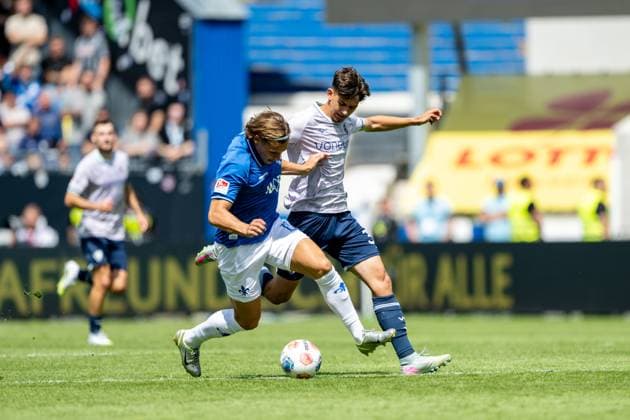 Fynn Lakenmacher (SV Darmstadt 1898, 19) im Zweikampf mit Cajetan Benjamin Lenz (VfL Bochum, 34) GER, SV Darmstadt 98 vs. VfL Bochum, Fussball, 2. Bundesliga, 1. Spieltag, Saison 2025 2026, 02.08.2025. DFL REGULATIONS PROHIBIT ANY USE OF PHOTOGRAPHS AS IMAGE SEQUENCES AND OR QUASI VIDEO GER, SV Darmstadt 98 vs. VfL Bochum, Fussball, 2. Bundesliga, 1. Spieltag, Saison 2025 2026, 02.08.2025 Darmstadt