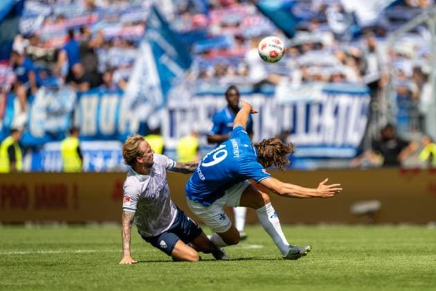 Kevin Vogt (VfL Bochum, 07) im Zweikampf mit Fynn Lakenmacher (SV Darmstadt 1898, 19), GER, SV Darmstadt 98 vs. VfL Bochum, Fussball, 2. Bundesliga, 1. Spieltag, Saison 2025 2026, 02.08.2025. DFL REGULATIONS PROHIBIT ANY USE OF PHOTOGRAPHS AS IMAGE SEQUENCES AND OR QUASI VIDEO GER, SV Darmstadt 98 vs. VfL Bochum, Fussball, 2. Bundesliga, 1. Spieltag, Saison 2025 2026, 02.08.2025 Darmstadt