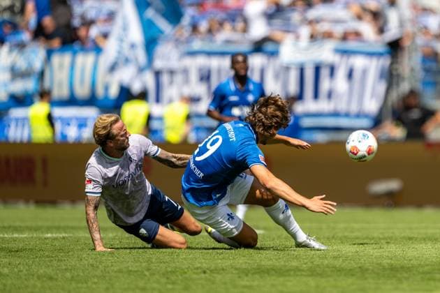 Kevin Vogt (VfL Bochum, 07) im Zweikampf mit Fynn Lakenmacher (SV Darmstadt 1898, 19), GER, SV Darmstadt 98 vs. VfL Bochum, Fussball, 2. Bundesliga, 1. Spieltag, Saison 2025 2026, 02.08.2025. DFL REGULATIONS PROHIBIT ANY USE OF PHOTOGRAPHS AS IMAGE SEQUENCES AND OR QUASI VIDEO GER, SV Darmstadt 98 vs. VfL Bochum, Fussball, 2. Bundesliga, 1. Spieltag, Saison 2025 2026, 02.08.2025 Darmstadt