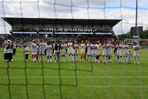 02.08.2025, Fussball, Herren, 2. Bundesliga, Saison 2025 2026, SV 07 Elversberg - 1. FC Nürnberg, Die Mannschaft (SV 07 Elversberg) feiert den Sieg Elversberg Ursapharm-Arena an der Kaiserlinde Saarland Deutschland (DEU)