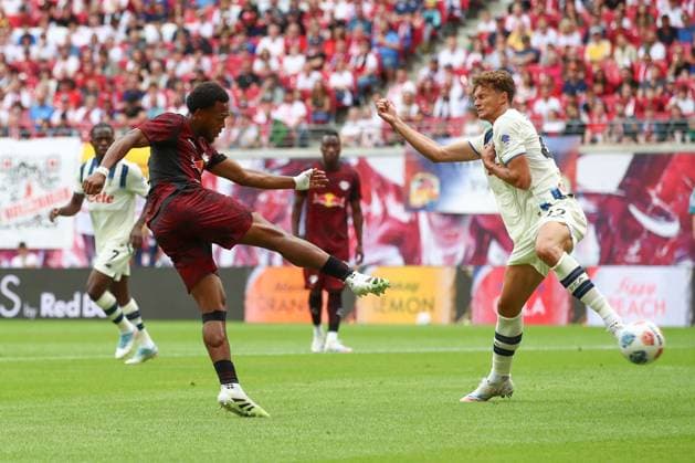 Sport Bilder des Tages 02.08.2025, xtgx, Fussball Testspiel, RB Leipzig - Atalanta Bergama emspor, v.l. Lois Openda (Leipzig, 11) schiesst Tor, schießt, Torschuetze, erzielt Tor, Treffer, scores the goal 1:0 (DFL DFB REGULATIONS PROHIBIT ANY USE OF PHOTOGRAPHS as IMAGE SEQUENCES and or QUASI-VIDEO) Leipzig