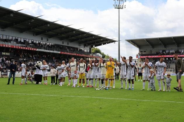 02.08.2025, Fussball, Herren, 2. Bundesliga, Saison 2025 2026, SV 07 Elversberg - 1. FC Nürnberg, Die Mannschaft (SV 07 Elversberg) feiert den Sieg Elversberg Ursapharm-Arena an der Kaiserlinde Saarland Deutschland (DEU)