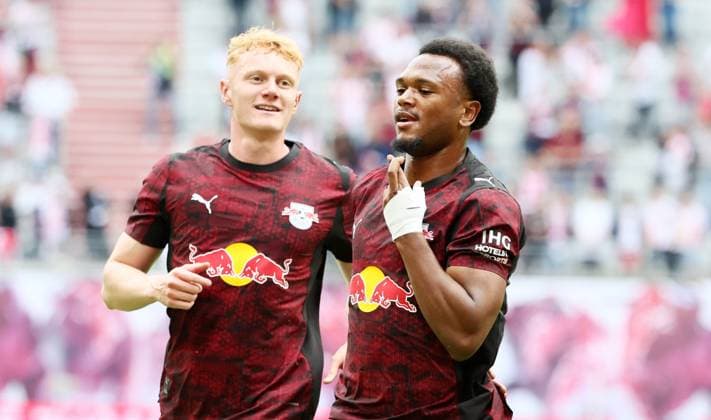 RB Leipzig - Bergamo Testspiel Leipzig, 02.08.2025, Red Bull Arena, Fußball, Testspiel , RB Leipzig vs. Atalanta Bergamo , Im Bild: Tor für RB Leipzig. Lois Openda (11, RB Leipzig) trifft zum 1:0 und jubelt mit den Teamkollegen. Nicolas Seiwald (13, RB Leipzig). , Nur zur redaktionellen Nutzung. Only editorial use. , DFL DFB regulations prohibit any use of photographs as image sequences and or quasi-video. ,