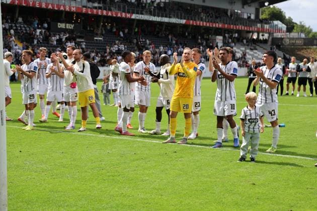 02.08.2025, Fussball, Herren, 2. Bundesliga, Saison 2025 2026, SV 07 Elversberg - 1. FC Nürnberg, Die Mannschaft (SV 07 Elversberg) feiert den Sieg Elversberg Ursapharm-Arena an der Kaiserlinde Saarland Deutschland (DEU)