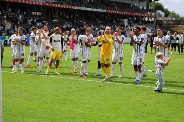 02.08.2025, Fussball, Herren, 2. Bundesliga, Saison 2025 2026, SV 07 Elversberg - 1. FC Nürnberg, Die Mannschaft (SV 07 Elversberg) feiert den Sieg Elversberg Ursapharm-Arena an der Kaiserlinde Saarland Deutschland (DEU)