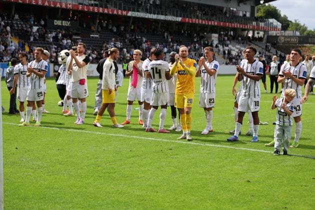 02.08.2025, Fussball, Herren, 2. Bundesliga, Saison 2025 2026, SV 07 Elversberg - 1. FC Nürnberg, Die Mannschaft (SV 07 Elversberg) feiert den Sieg Elversberg Ursapharm-Arena an der Kaiserlinde Saarland Deutschland (DEU)