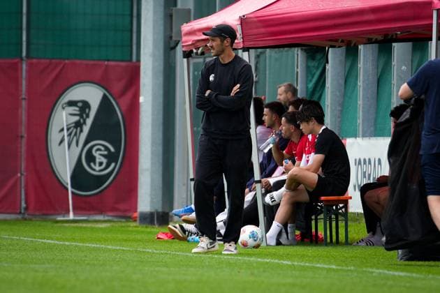 Deutschland, Fußball, 1 Bundesliga, Saison 2025 2026, Freundschaftsspiel SC Freiburg vs. Hamburger SV Europa-Park-Stadion (Freiburg): Julian Schuster (SC Freiburg, Trainer) Freiburg Europa Park Stadion Baden-Württemberg Deutschland Copyright: xFINLEYxMÖRCHx