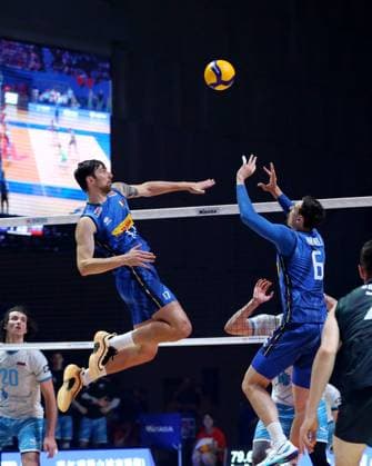 (250802) -- NINGBO, Aug. 2, 2025 -- Simone Anzani (L, top) of Italy competes during the semifinal match between Italy and Slovenia at the 2025 Volleyball Nations League (VNL) Men s Final Round in Ningbo, east China s Zhejiang Province, Aug. 2, 2025. (Photo by Xinhua) (SP)CHINA-NINGBO-VOLLEYBALL-VOLLEYBALL NATIONS LEAGUE-ITALY VS SLOVENIA (CN) SuoxXianglu 