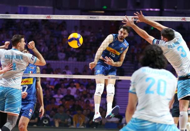 (250802) -- NINGBO, Aug. 2, 2025 -- Daniele Lavia (C) of Italy competes during the semifinal match between Italy and Slovenia at the 2025 Volleyball Nations League (VNL) Men s Final Round in Ningbo, east China s Zhejiang Province, Aug. 2, 2025. (Photo by Xinhua) (SP)CHINA-NINGBO-VOLLEYBALL-VOLLEYBALL NATIONS LEAGUE-ITALY VS SLOVENIA (CN) SuoxXianglu 