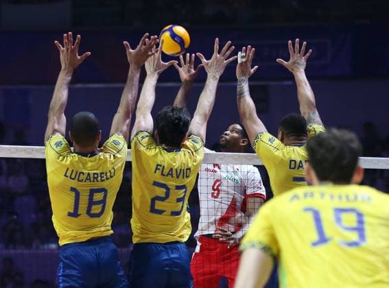 (250802) -- NINGBO, Aug. 2, 2025 -- Wilfredo Leon Venero (3rd L) of Poland competes during the semifinal match between Poland and Brazil at the 2025 Volleyball Nations League (VNL) Men s Final Round in Ningbo, east China s Zhejiang Province, Aug. 2, 2025. (Photo by Xinhua) (SP)CHINA-NINGBO-VOLLEYBALL-VOLLEYBALL NATIONS LEAGUE-POLAND VS BRAZIL (CN) SuoxXianglu 