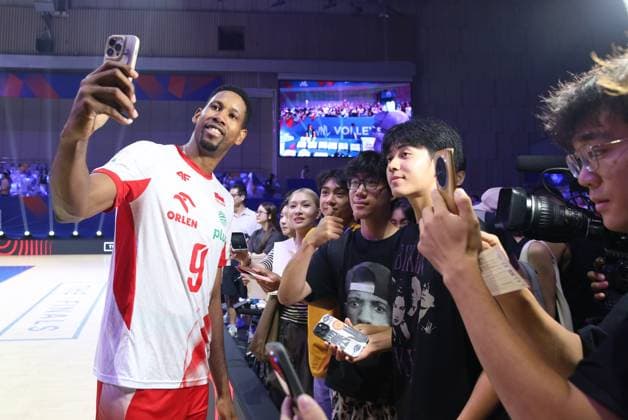 (250802) -- NINGBO, Aug. 2, 2025 -- Wilfredo Leon Venero (1st L) of Poland takes selfies with fans after the semifinal match between Poland and Brazil at the 2025 Volleyball Nations League (VNL) Men s Final Round in Ningbo, east China s Zhejiang Province, Aug. 2, 2025. (Photo by Xinhua) (SP)CHINA-NINGBO-VOLLEYBALL-VOLLEYBALL NATIONS LEAGUE-POLAND VS BRAZIL (CN) SuoxXianglu 