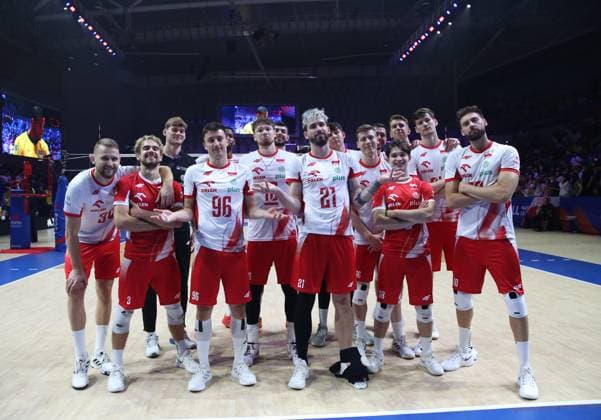 (250802) -- NINGBO, Aug. 2, 2025 -- Players of Poland pose for pictures after the semifinal match between Poland and Brazil at the 2025 Volleyball Nations League (VNL) Men s Final Round in Ningbo, east China s Zhejiang Province, Aug. 2, 2025. (Photo by Xinhua) (SP)CHINA-NINGBO-VOLLEYBALL-VOLLEYBALL NATIONS LEAGUE-POLAND VS BRAZIL (CN) SuoxXianglu 