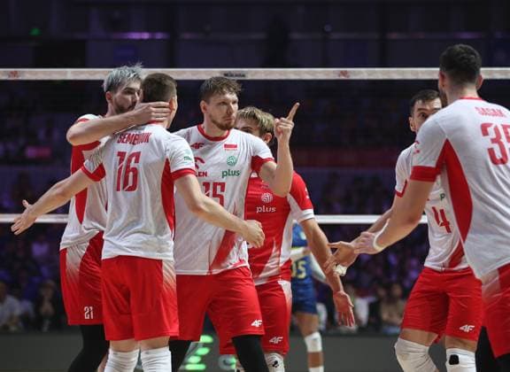 (250802) -- NINGBO, Aug. 2, 2025 -- Players of Poland celebrate during the semifinal match between Poland and Brazil at the 2025 Volleyball Nations League (VNL) Men s Final Round in Ningbo, east China s Zhejiang Province, Aug. 2, 2025. (Photo by Xinhua) (SP)CHINA-NINGBO-VOLLEYBALL-VOLLEYBALL NATIONS LEAGUE-POLAND VS BRAZIL (CN) SuoxXianglu 