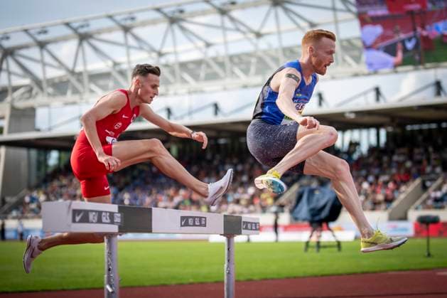 Deutsche Leichtathletik-Meisterschaften; Dresden, 02.08.2025 Karl Bebendorf (Dresdner SC) verfolgt Frederik Ruppert (LAV Stadtwerke Tübingen) über die Hürde; Deutsche Leichtathletik-Meisterschaften am 02.08.2025 im Heinz-Steyer-Stadion, Dresden (Sachsen). *** German Athletics Championships Dresden, 02 08 2025 Karl Bebendorf Dresdner SC pursues Frederik Ruppert LAV Stadtwerke Tübingen over the hurdle German Athletics Championships on 02 08 2025 at Heinz Steyer Stadium, Dresden Saxony Copyright: xBEAUTIFULxSPORTS AxelxKohringx