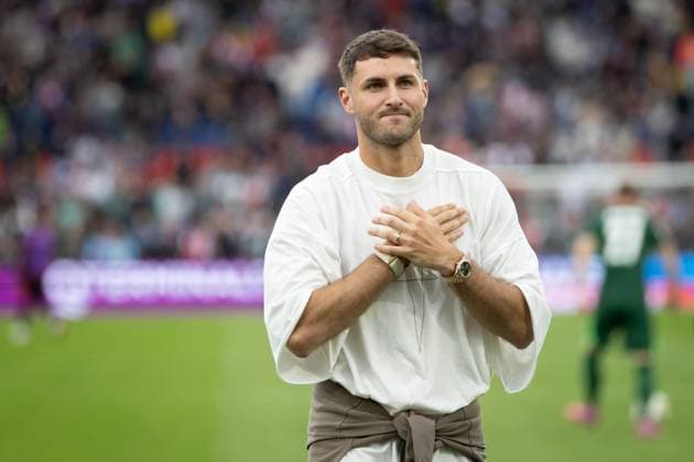 ROTTERDAM - Farewell Santiago Gimenez during the friendly match between Feyenoord and VfL Wolfsburg at Feyenoord Stadium de Kuip. ANP BAS CZERWINSKI Pre-Season Friendly 2025-2026 xVIxANPxSportx xxANPxIVx 532691876 originalFilename: 532691876.jpg