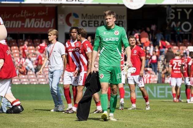 Cottbus, Deutschland 02. August 2025: 3. Liga - 2025 2026 - FC Energie Cottbus vs. 1. FC Saarbrücken Im Bild: Torhueter Elias Bethke (Energie Cottbus) DFB regulations prohibit any use of photographs as image sequences and or quasi-video. LEAG Energie Stadion Brandenburg *** Cottbus, Germany 02 August 2025 3 Liga 2025 2026 FC Energie Cottbus vs 1 FC Saarbrücken Im Bild Torhueter Elias Bethke Energie Cottbus DFB regulations prohibit any use of photographs as image sequences and or quasi video LEAG Energie Stadion Brandenburg Copyright: xFotostandx xWeilandx
