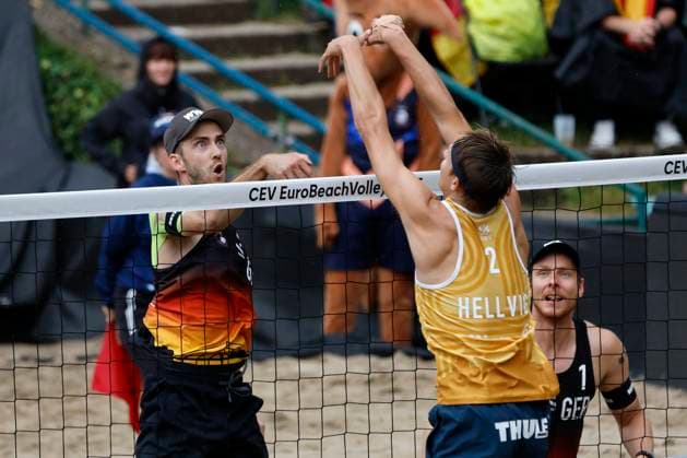 Düsseldorf, Deutschland, CEV EuroBeachVolley 2025 Europameisterschaft im Beach volleyball, Beachvolleyball auf der Anlage des Rochusclub in Düsseldorf 02.08.2025 Viertelfinale Nils EHLERS -GER - ( 1) und Clemens WICKLER -GER- ( 2) gegen David AHMAN ( AEHMAN ) -SWE - ( 1) und Jonatan HELLVIG -SWE- ( 2)