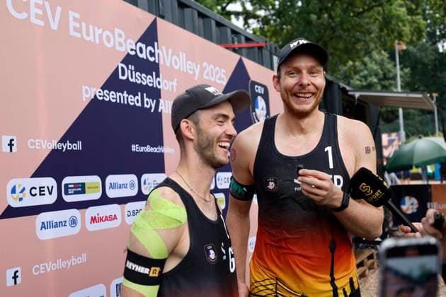 Düsseldorf, Deutschland, CEV EuroBeachVolley 2025 Europameisterschaft im Beach volleyball, Beachvolleyball auf der Anlage des Rochusclub in Düsseldorf 02.08.2025 Viertelfinale Nils EHLERS -GER - ( 1) re.- und Clemens WICKLER -GER- ( 2) li.-