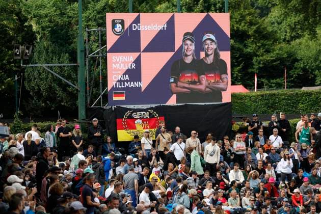 Düsseldorf, Deutschland, CEV EuroBeachVolley 2025 Europameisterschaft im Beach volleyball, Beachvolleyball auf der Anlage des Rochusclub in Düsseldorf 02.08.2025 Damen Halbfinale MÜLLER Svenja (GER) 1 und TILLMANN Cinja (GER) 2 gegen VIEIRA ClÃ mence (FRA) 1 und CHAMEREAU Aline (FRA) 2