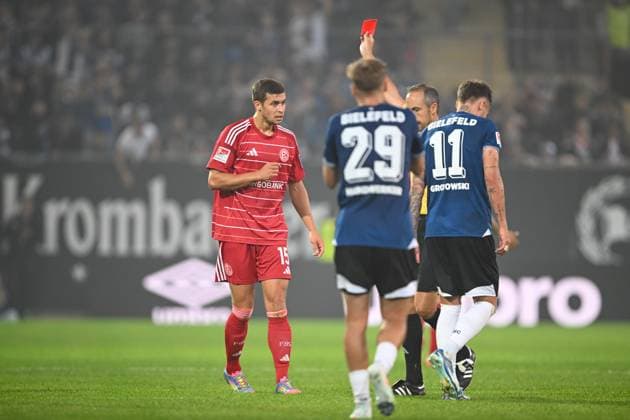 2. Liga - Arminia Bielefeld - Fortuna Düsseldorf am 02.08.2024 in der SchücoArena in Bielefeld Rot, rot Karte. Tim Oberdorf (Duesseldorf) sieht die gelb rote Karte *** 2 Liga Arminia Bielefeld Fortuna Düsseldorf on 02 08 2024 at SchücoArena in Bielefeld Red, red card Tim Oberdorf Duesseldorf sees the yellow red card MT