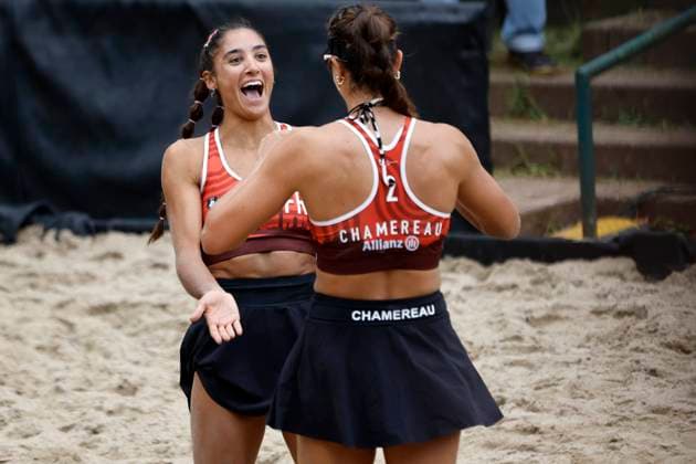 Düsseldorf, Deutschland, CEV EuroBeachVolley 2025 Europameisterschaft im Beach volleyball, Beachvolleyball auf der Anlage des Rochusclub in Düsseldorf 02.08.2025 Damen Halbfinale MÜLLER Svenja (GER) 1 und TILLMANN Cinja (GER) 2 gegen VIEIRA ClÃ mence (FRA) 1 und CHAMEREAU Aline (FRA) 2 VIEIRA ClÃ mence (FRA) 1. li.- und CHAMEREAU Aline (FRA) 2 re.- freuen sich über den Finaleinzug