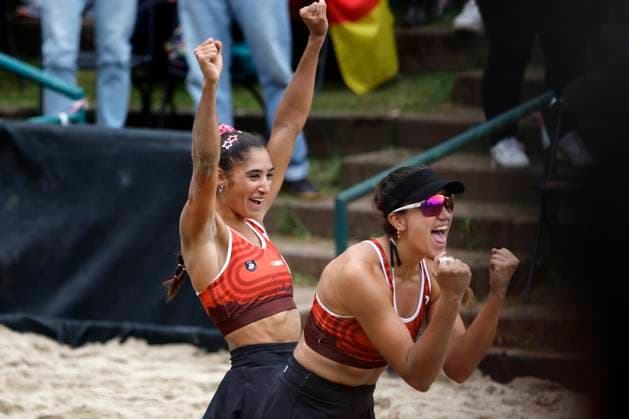 Düsseldorf, Deutschland, CEV EuroBeachVolley 2025 Europameisterschaft im Beach volleyball, Beachvolleyball auf der Anlage des Rochusclub in Düsseldorf 02.08.2025 Damen Halbfinale MÜLLER Svenja (GER) 1 und TILLMANN Cinja (GER) 2 gegen VIEIRA ClÃ mence (FRA) 1 und CHAMEREAU Aline (FRA) 2 VIEIRA ClÃ mence (FRA) 1. li.- und CHAMEREAU Aline (FRA) 2 re.- freuen sich über den Finaleinzug