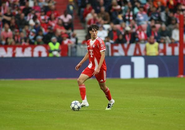 Fussball, Herren, Saison 2025 2026, FC Bayern München - Olympique Lyon, Testspiel, Allianz Arena David Santos Daiber (FC Bayern München) mit Ball