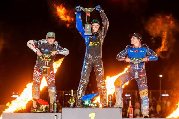 Sport Bilder des Tages 2025.08.02 Ryga Zuzel Speedway Grand Prix 2025 Speedway Grand Prix Lotwy N z Podium Fredrik Lindgren, Brady Kurtz, Andrzej Lebedevs Lebiediew Foto Marcin Karczewski PressFocus 2025.08.02 Speedway SGP 2025 Podium Fredrik Lindgren, Brady Kurtz, Andrzej Lebedevs Lebiediew Credit: Marcin Karczewski PressFocus NEWSPIX.PL --- newspix.pl POLAND OUT! 