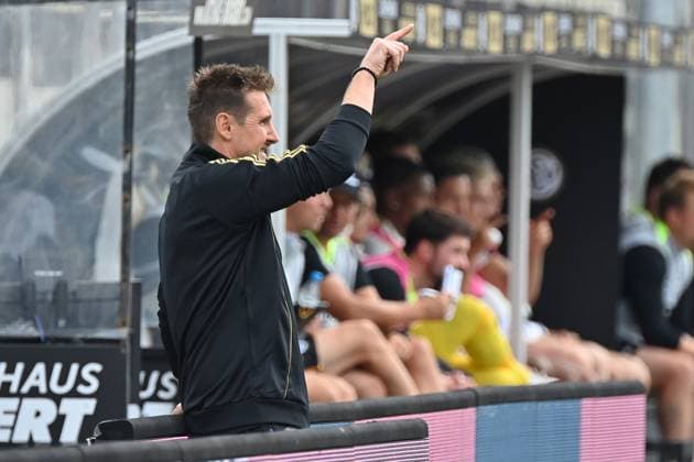 02.08.2025, xjrdrx, Fussball 2.Bundesliga, SV Elversberg - 1.FC Nürnberg v.l. Trainer Miroslav Klose (1.FC Nuernberg) gibt Anweisungen, gestikuliert, mit den Armen gestikulieren gives instructions, gesticulate (DFL DFB REGULATIONS PROHIBIT ANY USE OF PHOTOGRAPHS as IMAGE SEQUENCES and or QUASI-VIDEO) Elversberg