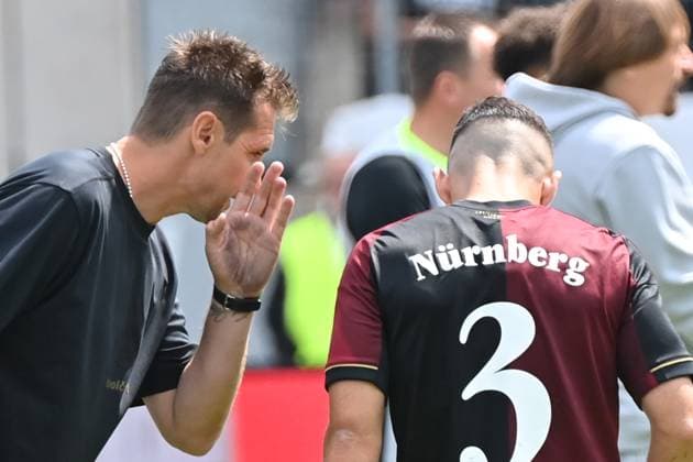 02.08.2025, xjrdrx, Fussball 2.Bundesliga, SV Elversberg - 1.FC Nürnberg v.l. Trainer Miroslav Klose (1.FC Nuernberg) gibt Anweisungen, gestikuliert, mit den Armen gestikulieren gives instructions, gesticulate Danilo Soares (1.FC Nuernberg) (DFL DFB REGULATIONS PROHIBIT ANY USE OF PHOTOGRAPHS as IMAGE SEQUENCES and or QUASI-VIDEO) Elversberg